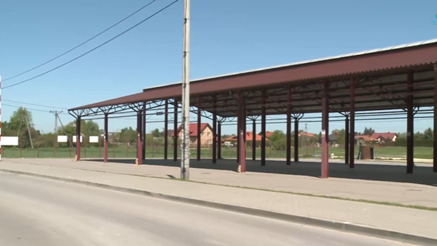 Mężczyzna na targu w Szczucinie zgubił samochód. Pomogli policjanci z lokalnego komisariatu