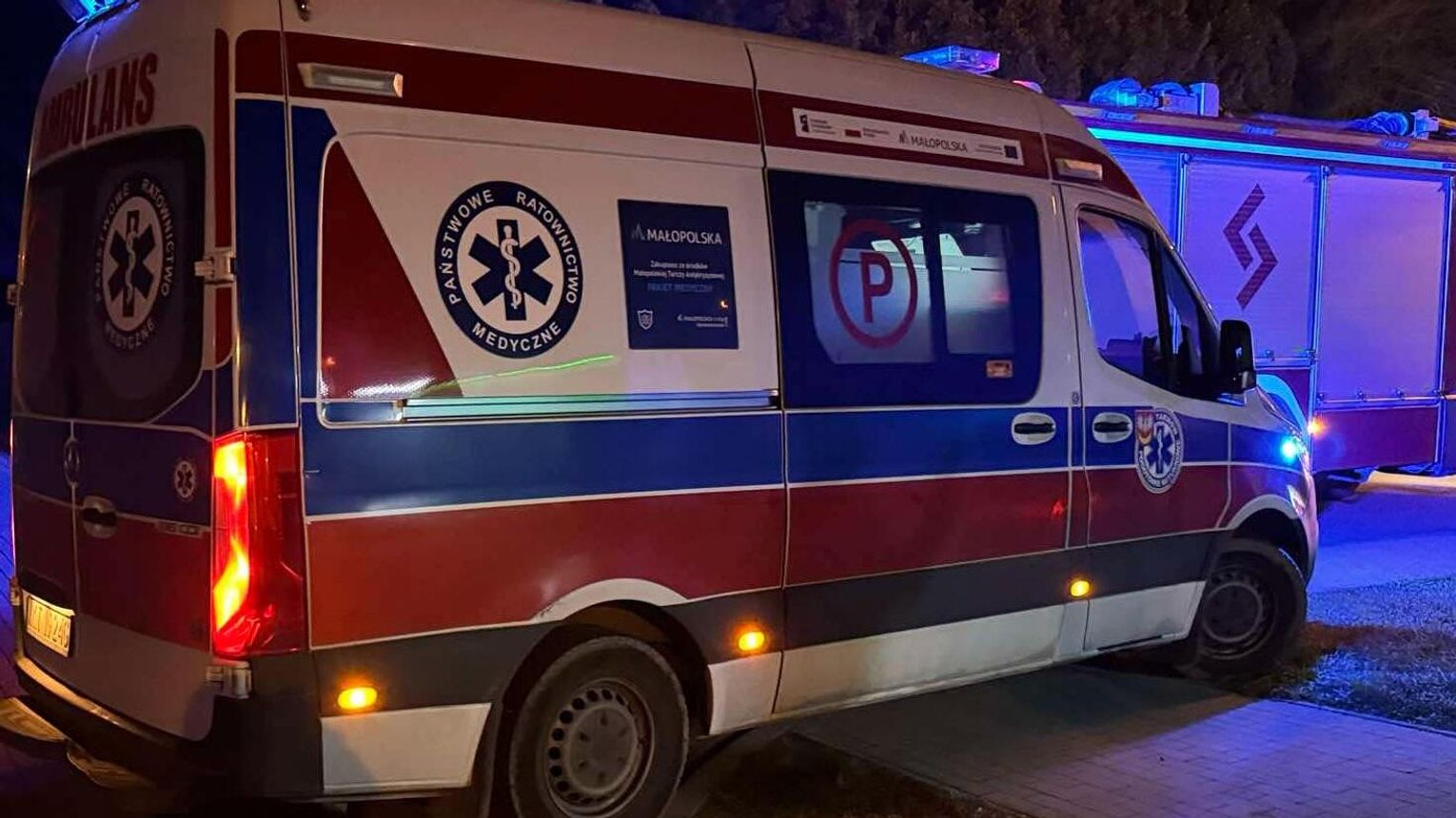 Mężczyzna utknął na daszku w bloku. Pomogli strażacy