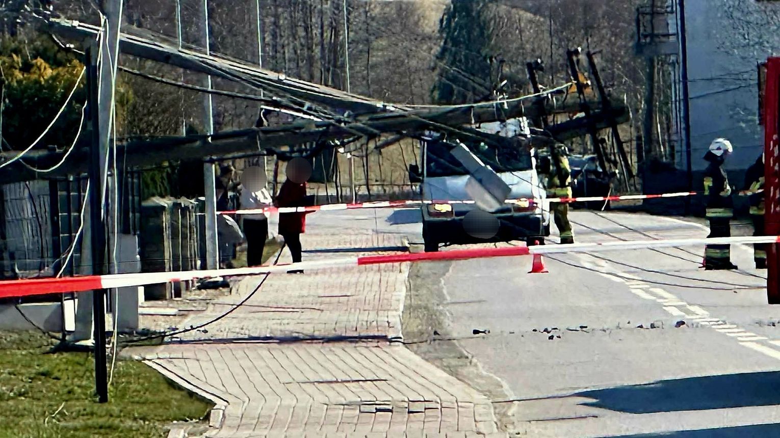 Mieszkańcy pod bocheńskiej miejscowości bez prądu. Słupy przewróciły się na ulicę!