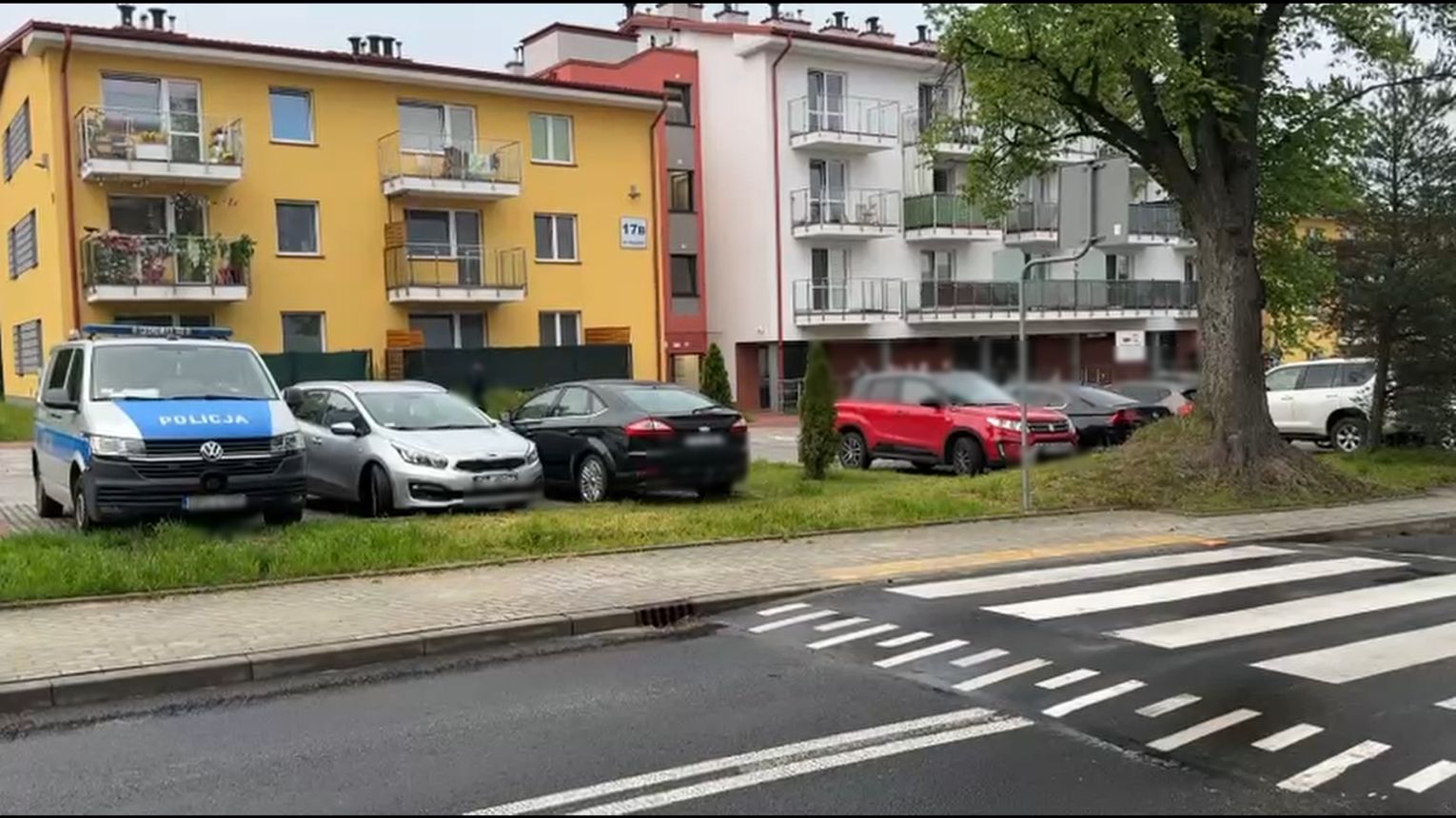Mieszkańcy Tarnowa wstrząśnięci tragedią, do której doszło w bloku przy ul. Krzyskiej. Na miejsce skierowano psychologa