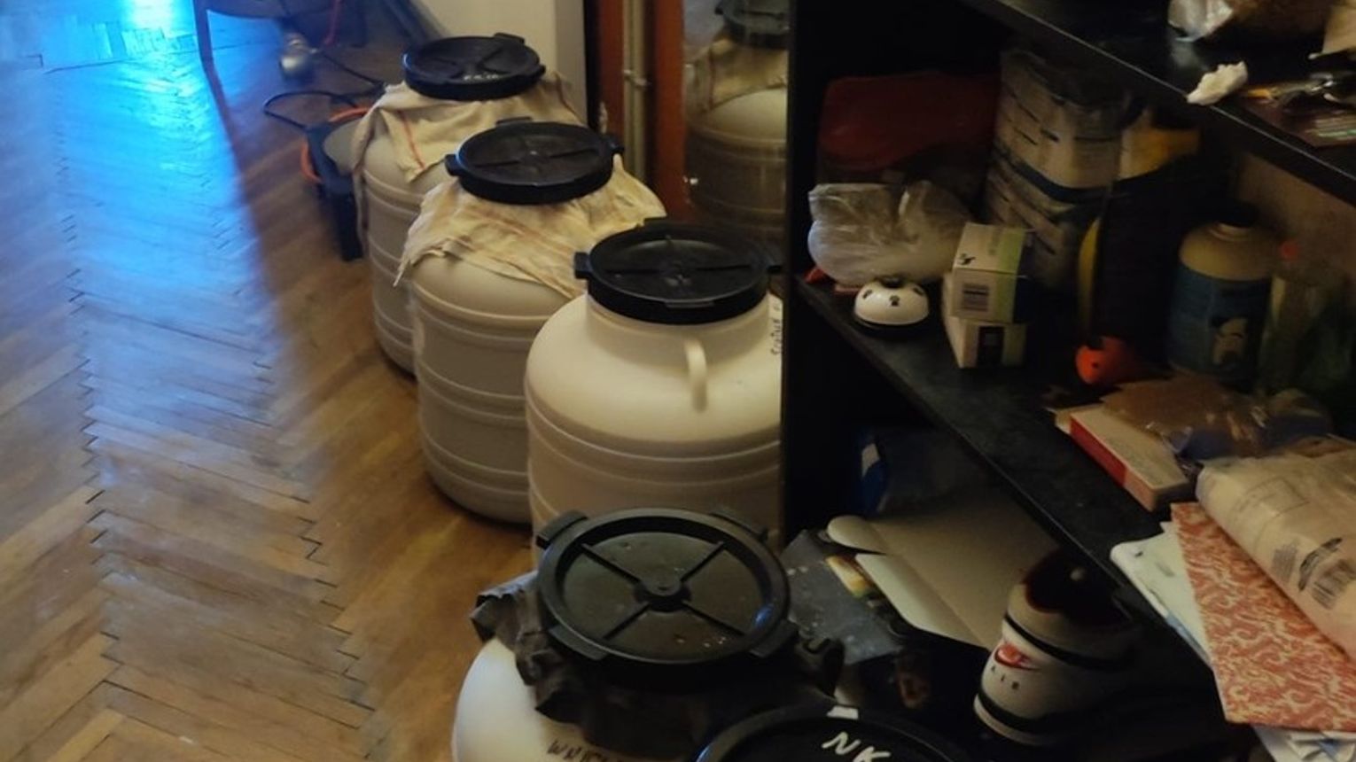 Mieszkańcy Tarnowa zatrzymani za nielegalną produkcję alkoholu i posiadanie narkotyków