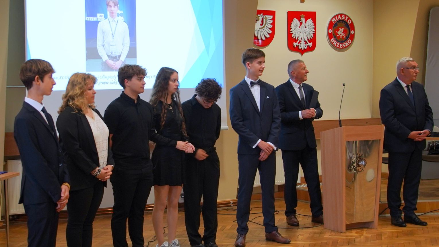 Młodzi mistrzowie wiedzy - stypendyści powiatu brzeskiego nagrodzeni