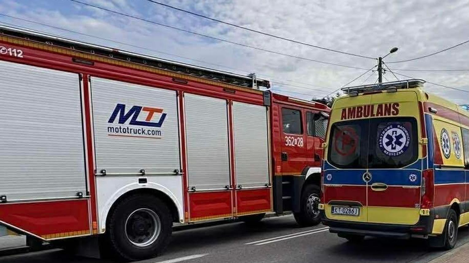 Motocykl uderzył w bariery na zjeździe z A4. Dwie osoby trafiły do szpitala