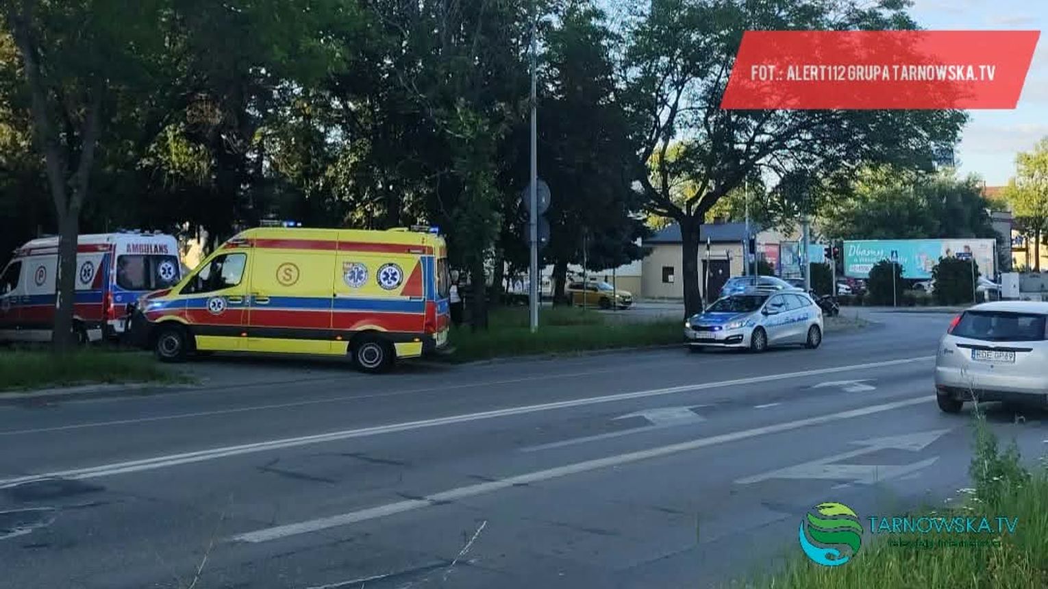 Motocyklista zderzył się z karetką na skrzyżowaniu w Tarnowie. Jedna osoba trafiła do szpitala