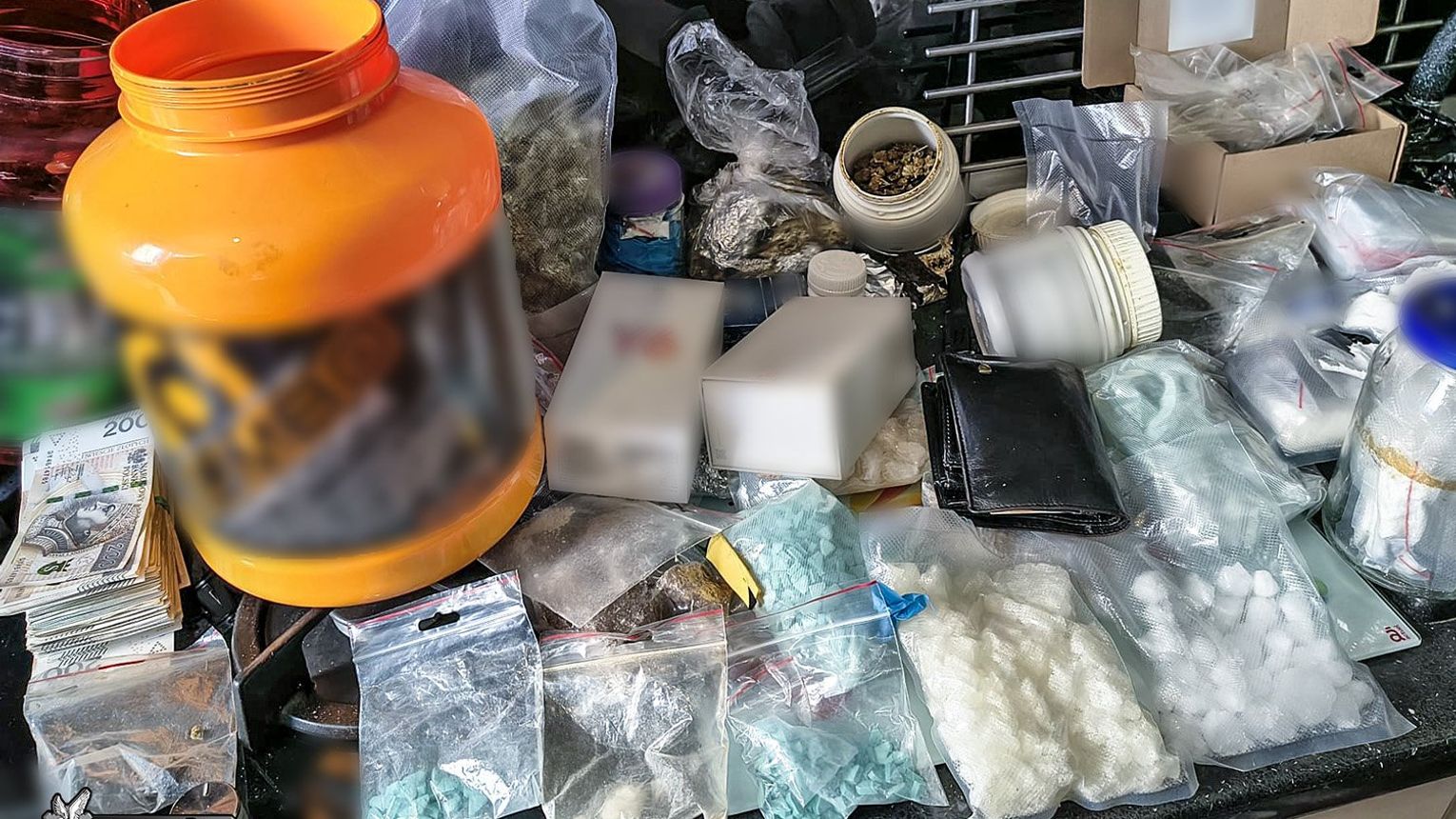 Nielegalna broń i znaczne ilości narkotyków zabezpieczone przez CBŚP w Krakowie