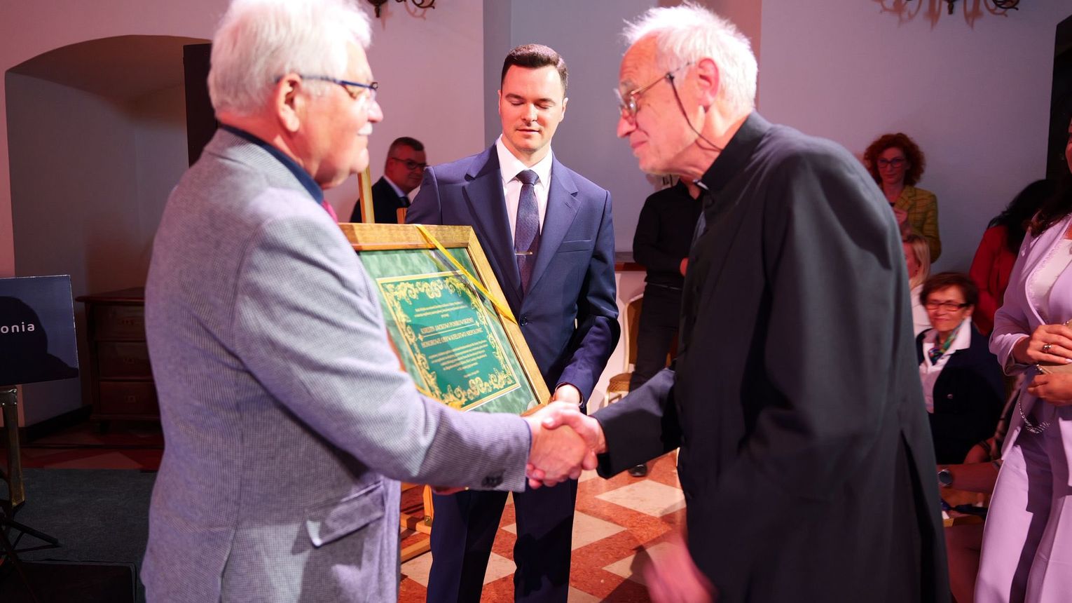 Niepołomice uhonorowały ks. Jacka Ponikowskiego. „Buduje wspólnotę opartą na empatii i solidarności”