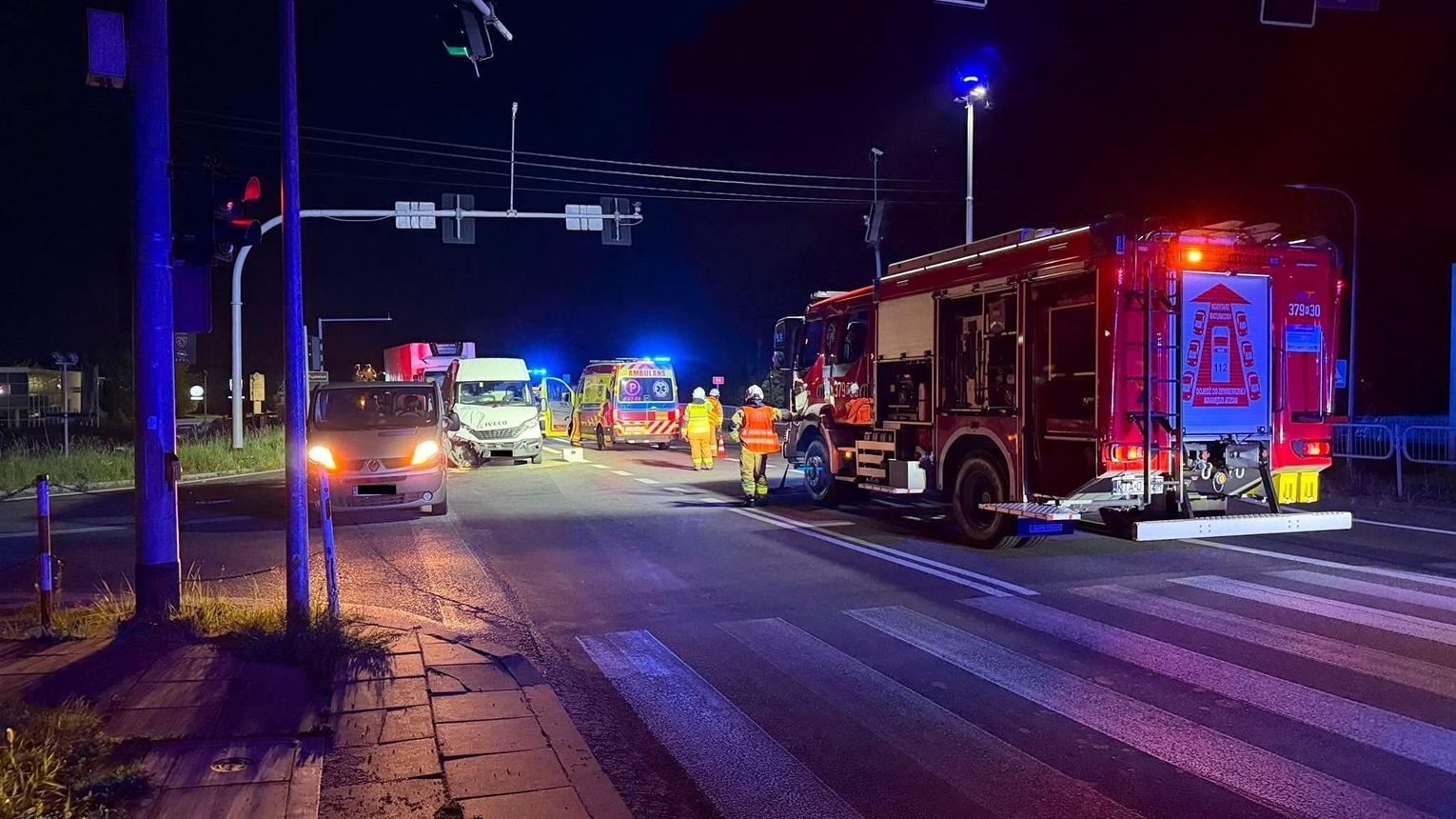 Nocna kolizja trzech pojazdów na DK94 w Łukanowicach. Droga była częściowo zablokowana