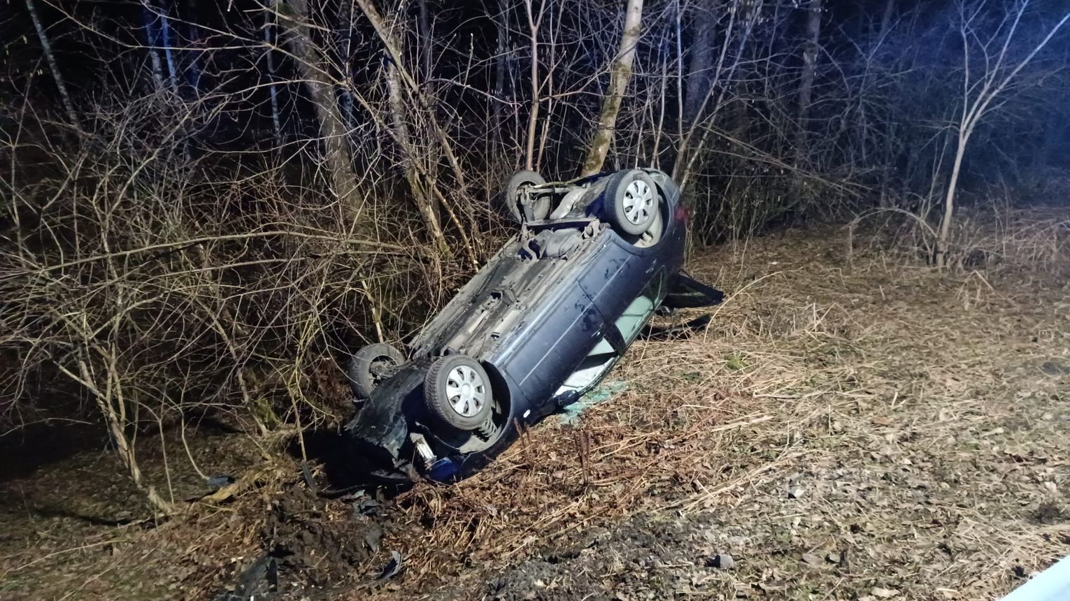 Nocne dachowanie w Tymowej. Jedna osoba poszkodowana
