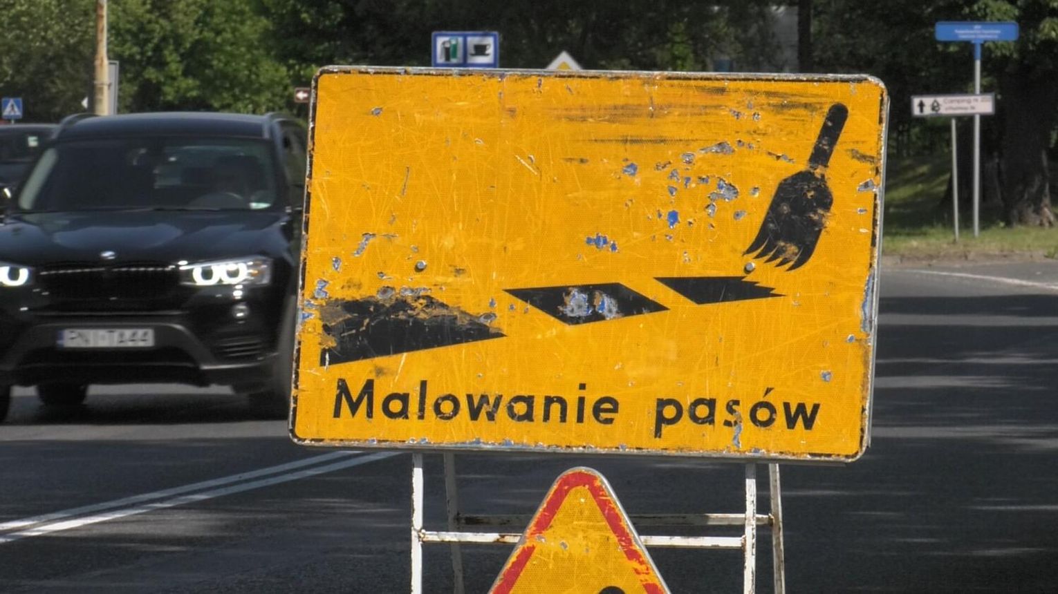 Nocne malowanie ulic. Tarnów odświeża oznakowanie poziome