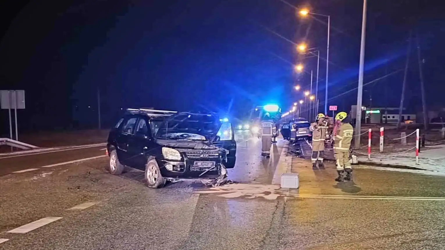 Nocne zderzenie samochodów w Dębnie. Zniszczona infrastruktura drogowa