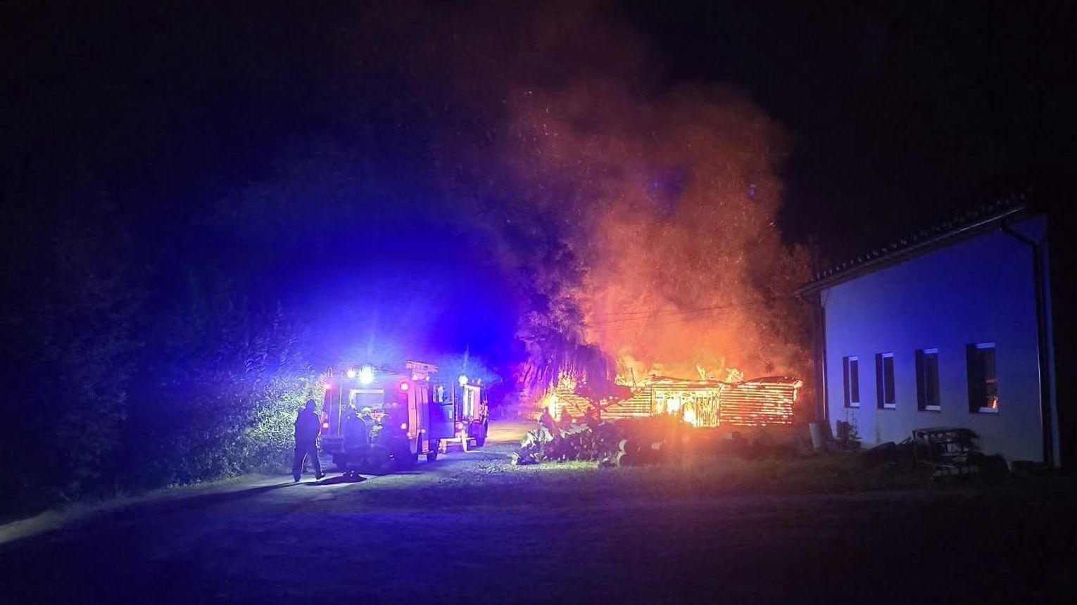 Nocny pożar budynku gospodarczego w Olszanie. W akcji osiem zastępów straży pożarnej