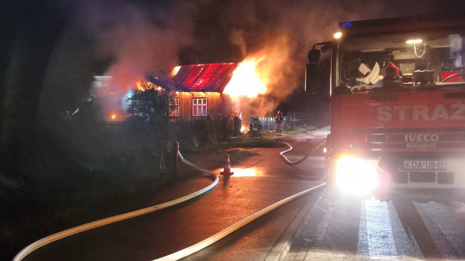 Nocny pożar domu w Mędrzechowie. Z ogniem walczyło 23 strażaków
