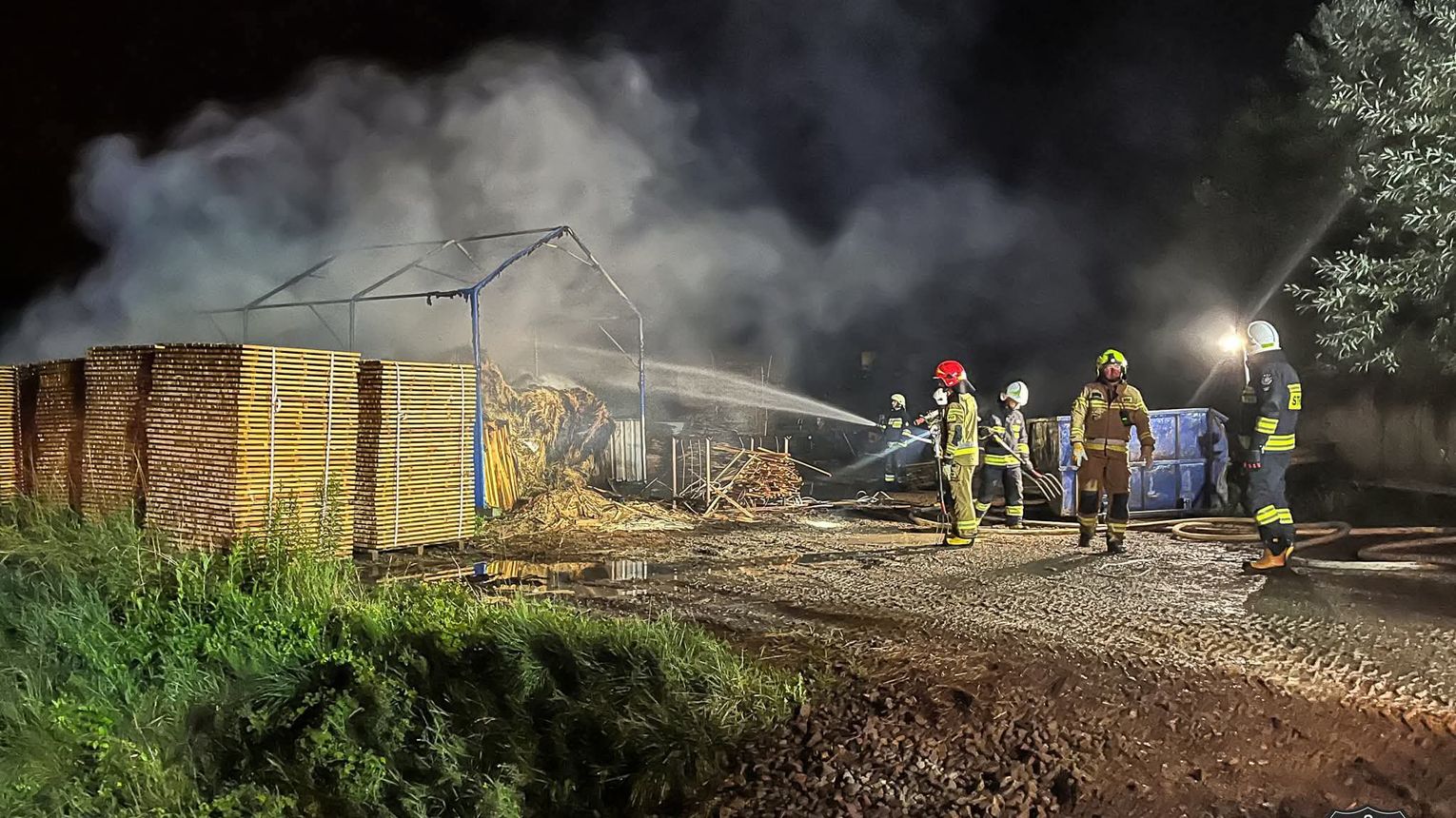 Nocny pożar w Burzynie. Strażacy gasili wiatę