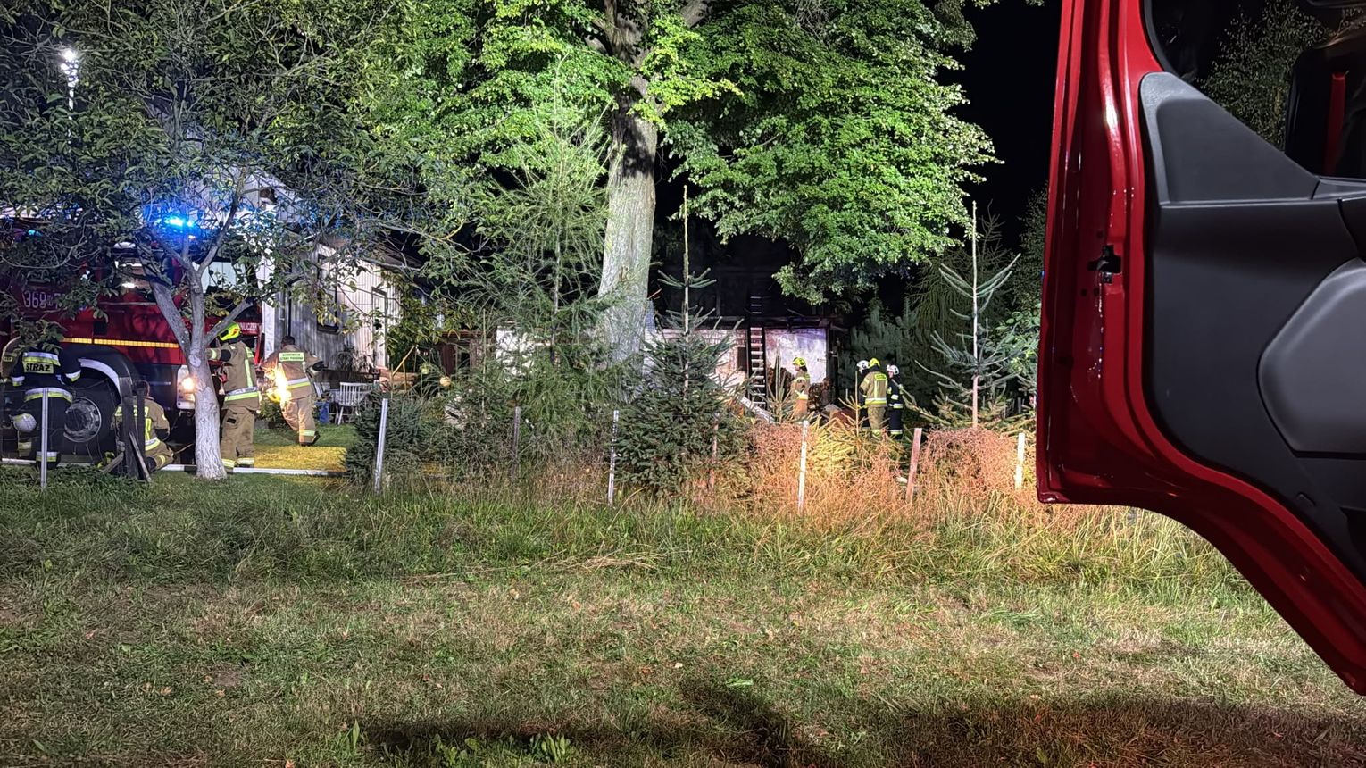 Nocny pożar w Kipsznej. Z budynku dochodziły odgłosy wybuchów, obawiano się dużej ilości paliwa