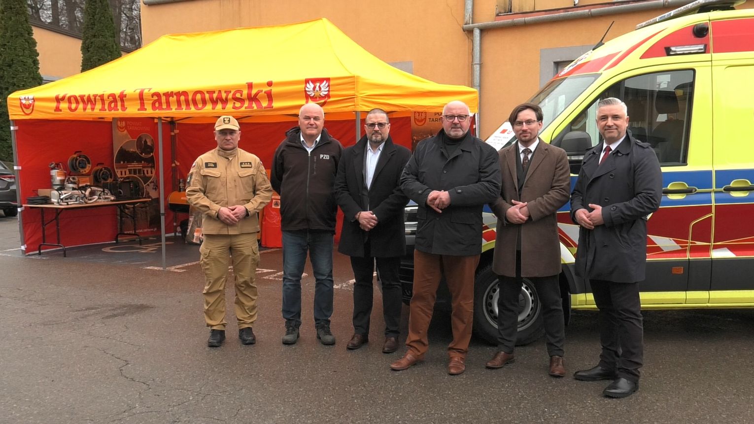 Nowa karetka dla filii w Wojniczu. Doposażono także magazyny zarządzania kryzysowego w powiecie tarnowskim