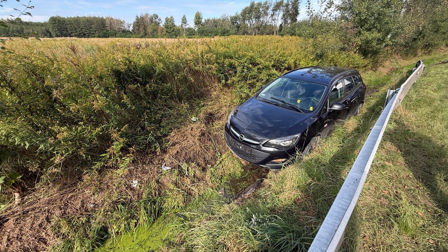 Opel wypadł z drogi w Ładnej