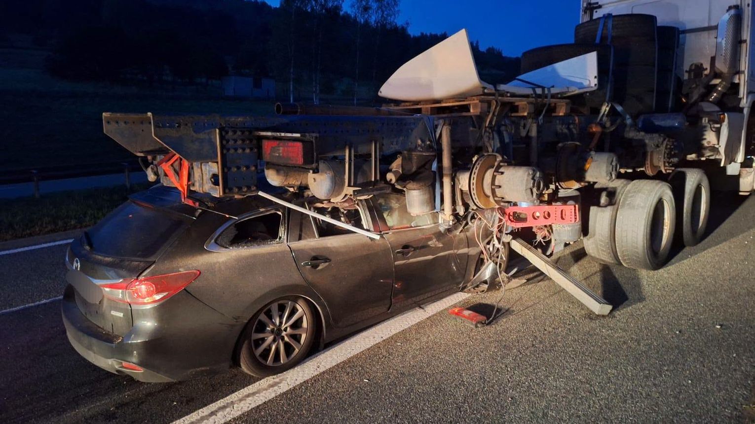 Osobówka wbiła się w tył ciężarówki. Kierowca miał nietypowo tłumaczyć zdarzenie