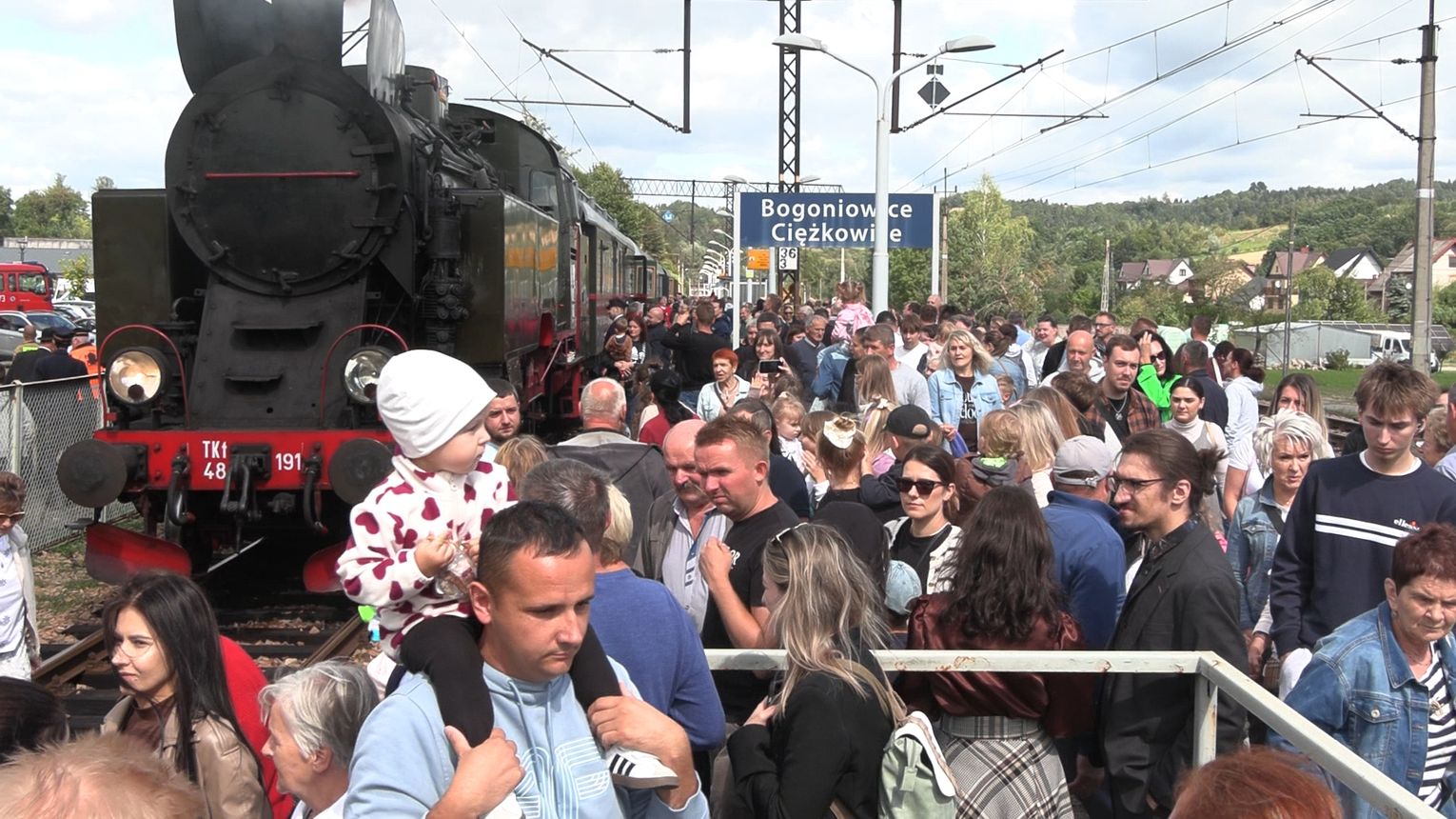 Parowóz wjechał do Bogoniowic i przyciągnął tłumy! Zabytkowy skład znów zachwycił mieszkańców