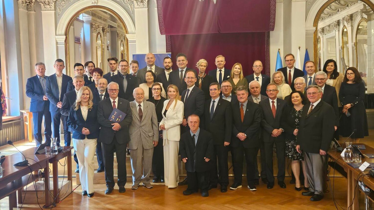Pierwsi demokratycznie wybrani samorządowcy ponownie zasiedli w Sali Lustrzanej w Tarnowie