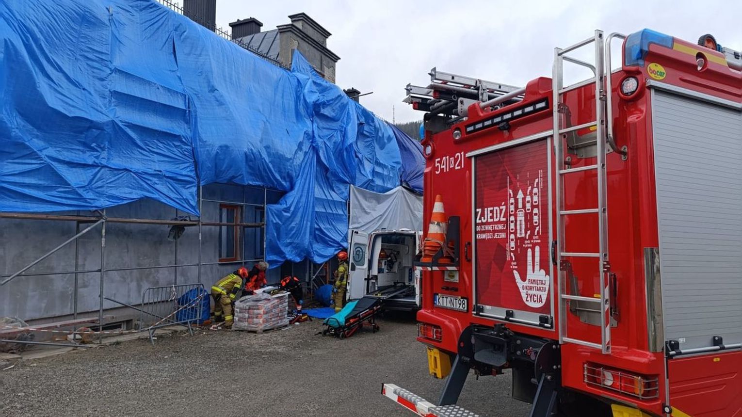 Pijany budowlaniec spadł z rusztowania. Trafił do szpitala