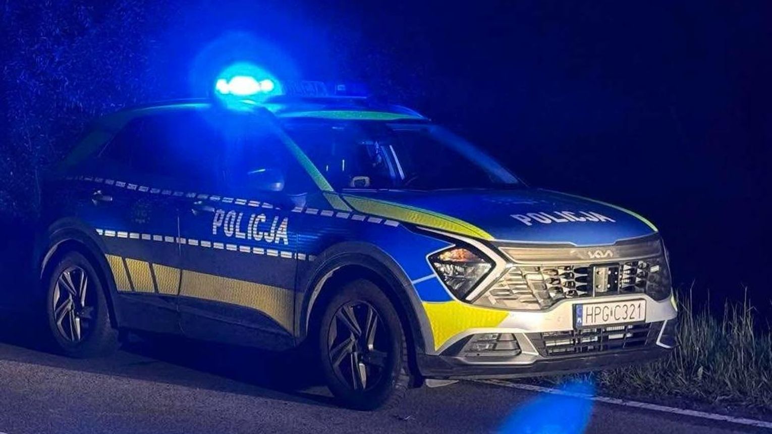 Pijany wjechał motocyklem BMW w ogrodzenie i uciekł do lasu! Policja ruszyła w pościg, przy 54-latku znaleziono broń i nóż!