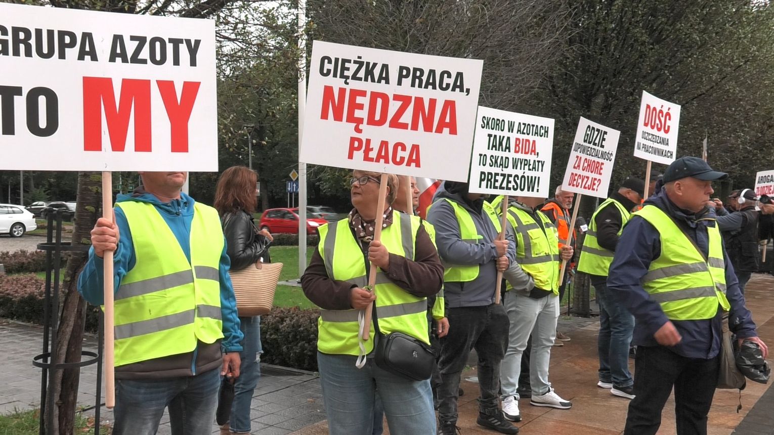 Pikieta pracowników Grupy Azoty przed siedzibą spółki w Tarnowie