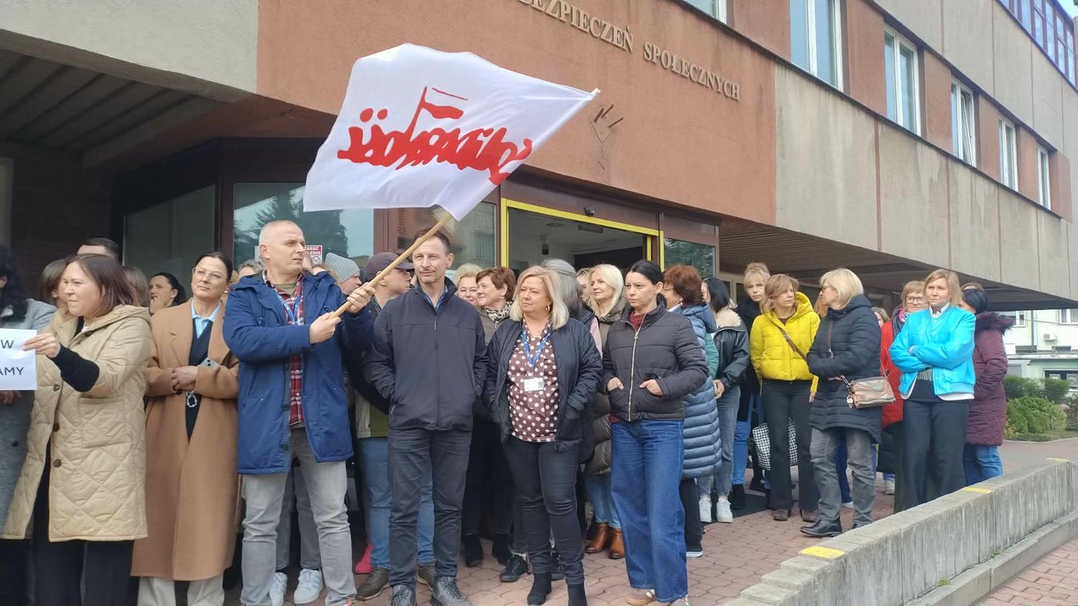 Pikieta przed tarnowskim ZUS. Pracownicy wyszli z budynku. To część ogólnopolskiej akcji protestacyjnej