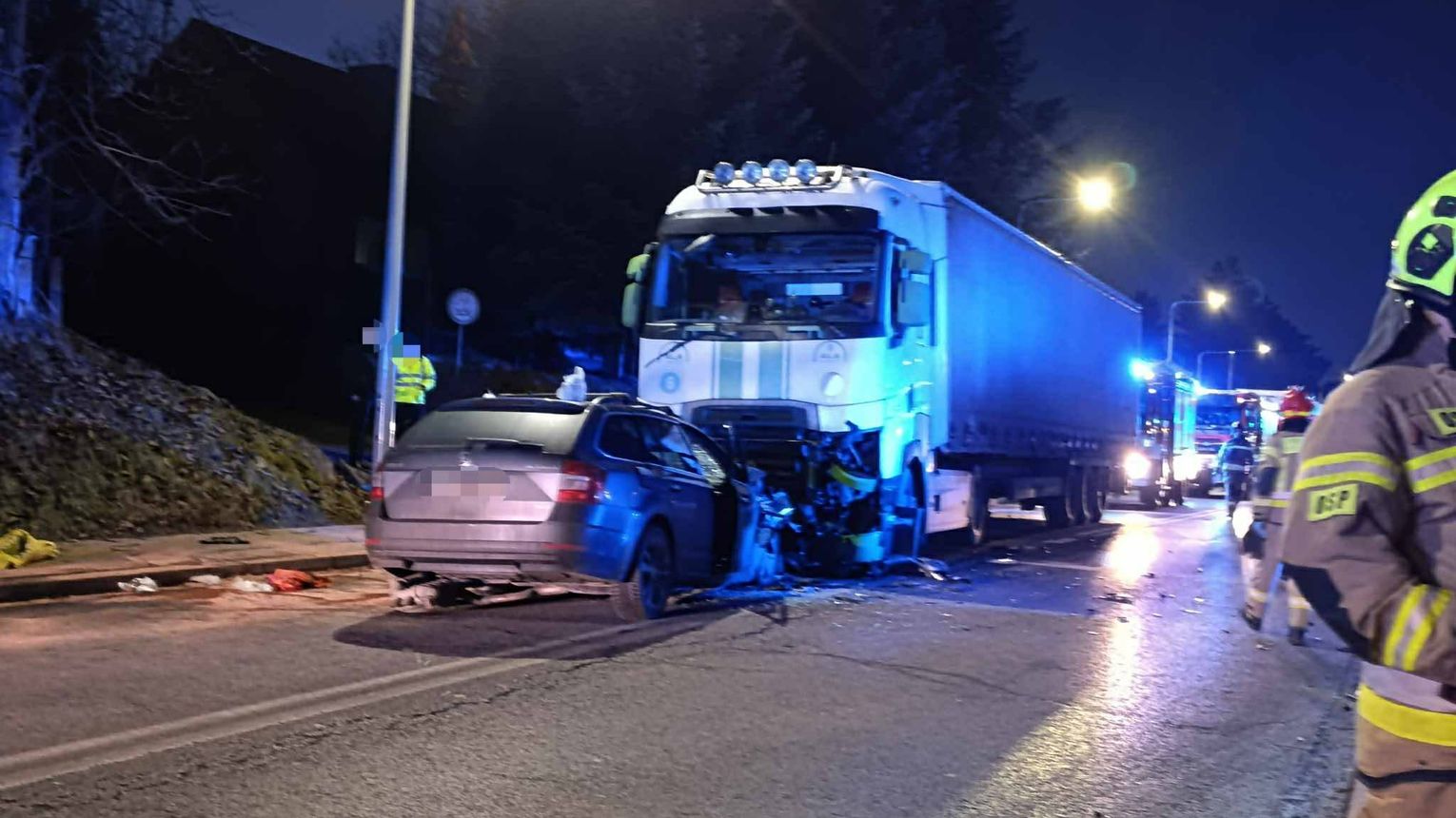Policja wyjaśnia okoliczności czołowego zderzenia samochodu osobowego i ciężarowego w Nowy Sączu. Jedna osoba w ciężkim stanie