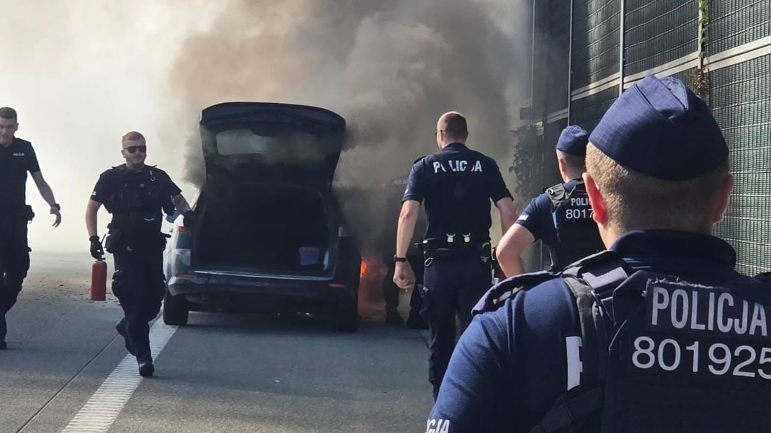 Policjanci z krakowskiego Oddziału Prewencji Policji gasili płonący samochód na trasie S7