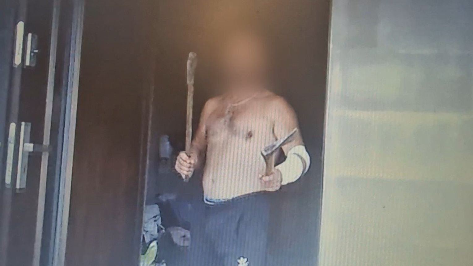Policjanci zatrzymali agresora, który groził im siekierami
