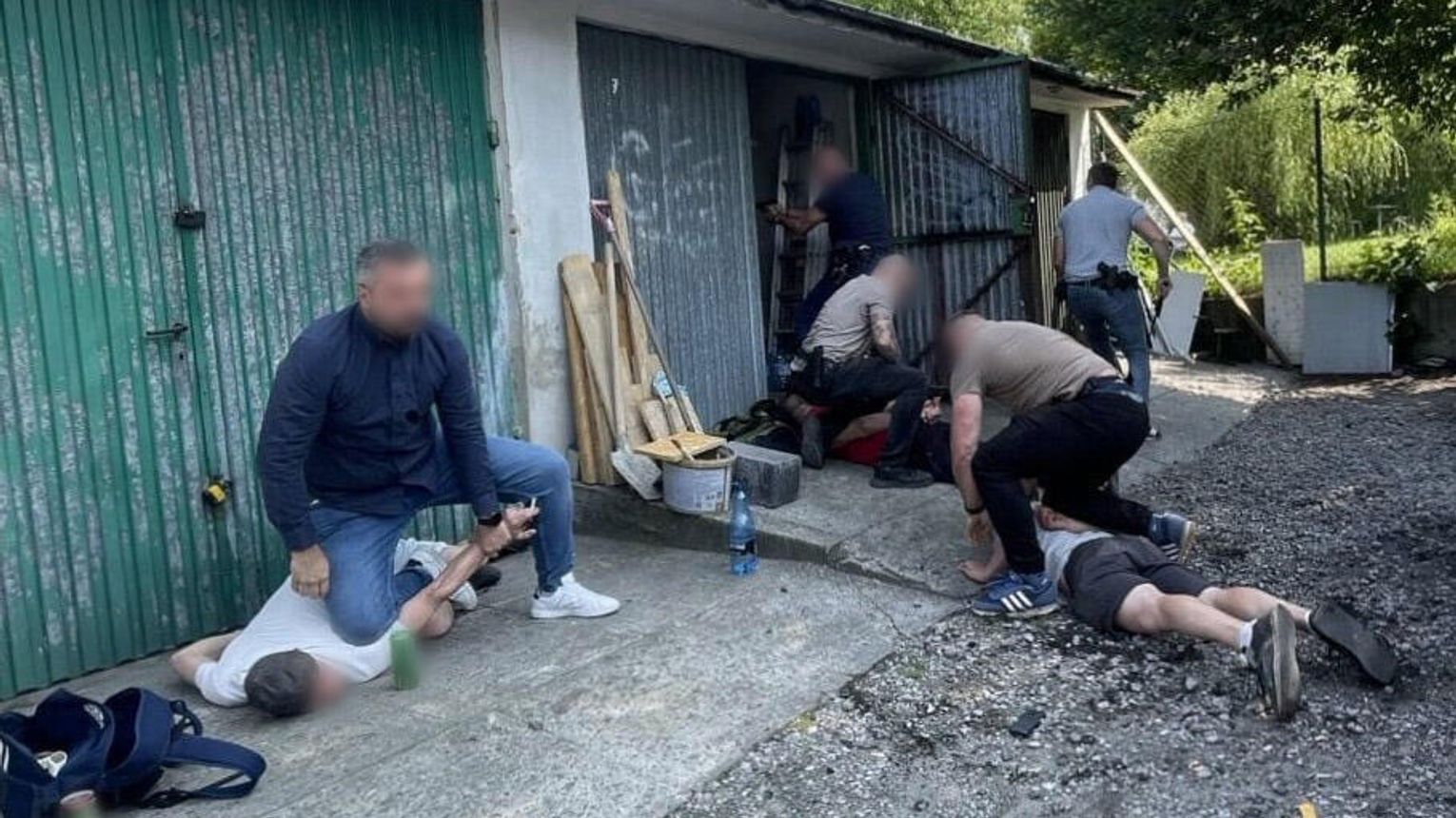 Policjanci zatrzymali handlarzy narkotyków. Zlikwidowano magazyn i biuro dilerów w Bochni