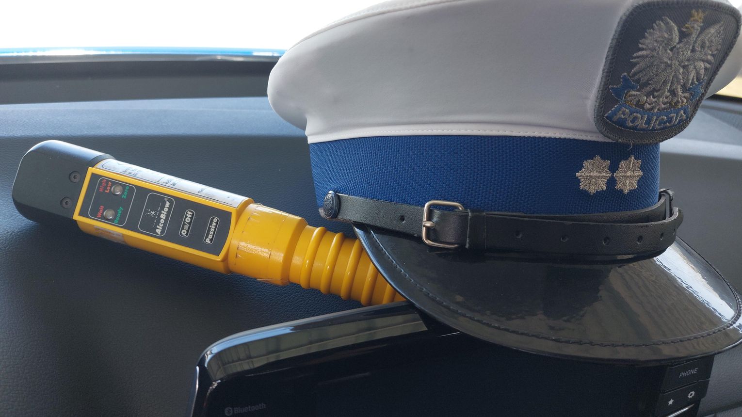 Policjanci zatrzymali nietrzeźwą kierującą w Szczurowej. Podróżujący z nią mąż usiłował wręczyć policjantom łapówkę, aby „ratować” żonę przed konsekwencjami prawnymi.