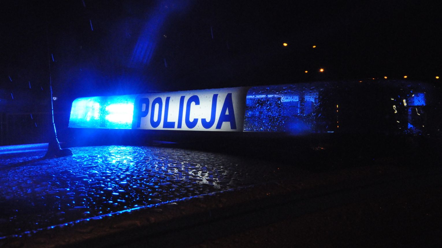 Policyjny pościg za kierowcą volkswagena, samochód wpadł do rowu