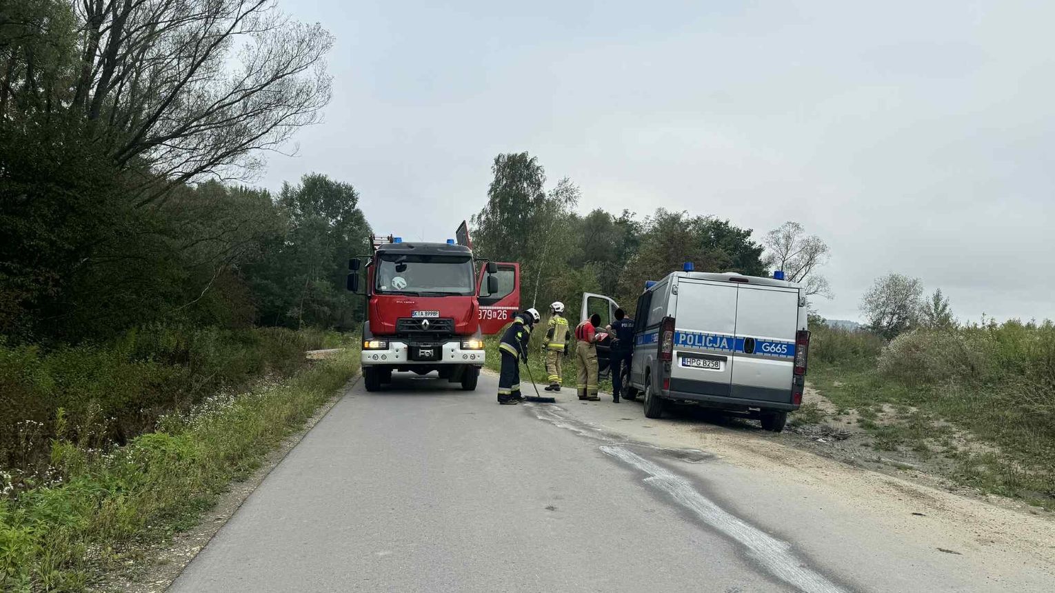 Policyjny radiowóz dał plamę. Strażacy w akcji!