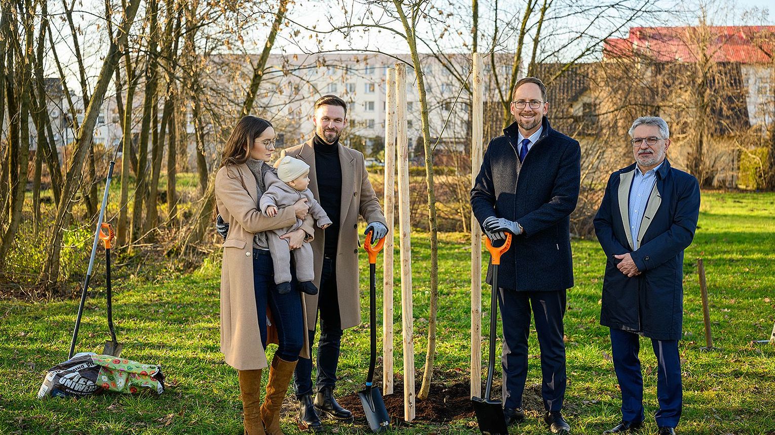 Posadzili drzewo na tarnowskich błoniach by upamiętnić narodziny syna