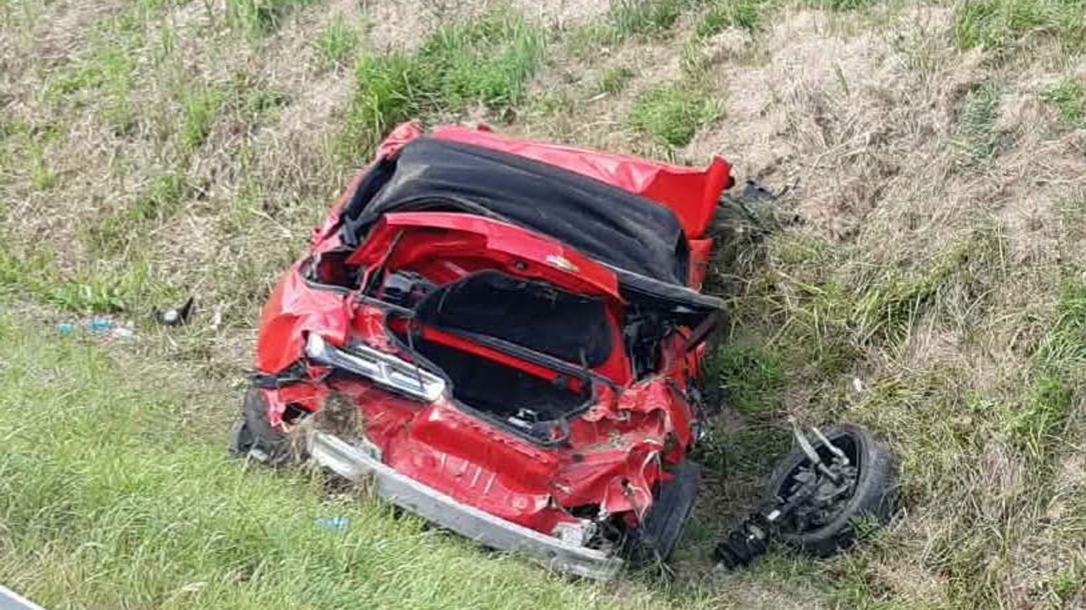 Potężne dachowanie na A4 pod Bochnią! Części samochodu znaleziono ponad 50 metrów dalej