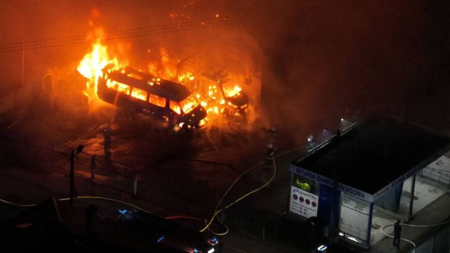 Potężny pożar w Skale. Spłonął zakład mechaniczny i autobusy, walka z żywiołem trwała kilka godzin