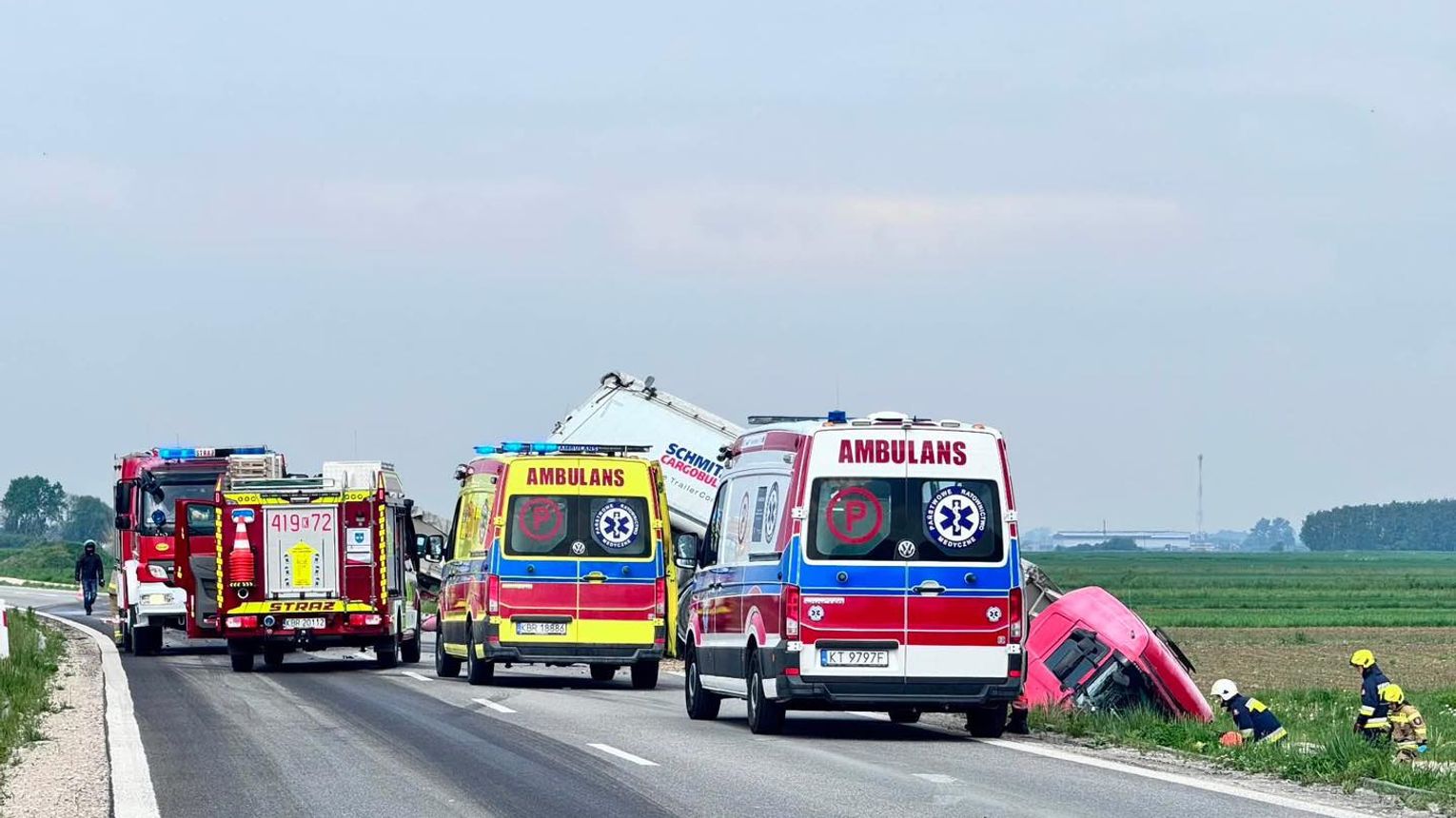 Poważny wypadek dwóch ciężarówek na DW 768. Droga między Borzęcinem a Rylową całkowicie zablokowana. Na miejscu śmigłowiec LPR