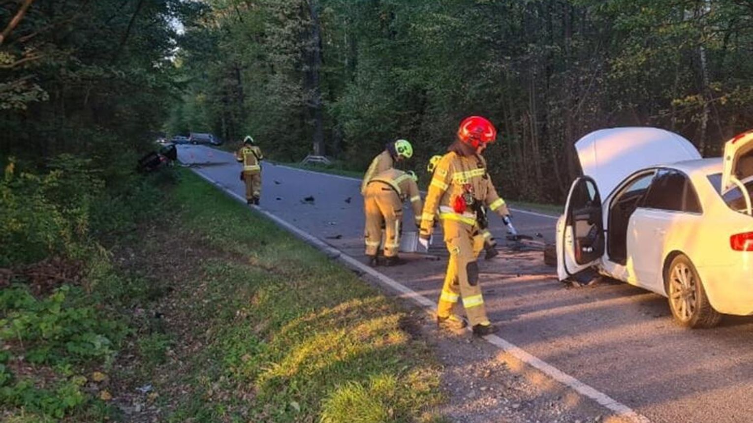 Poważny wypadek w Maszkienicach. Dwa samochody rozbite, jedna osoba w szpitalu. Droga zablokowana