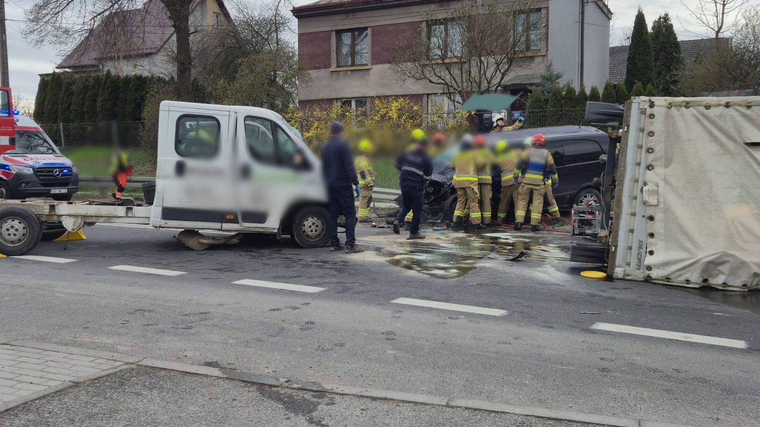 Poważny wypadek w Michałowicach. Droga wojewódzka nr 772 była całkowicie zablokowana