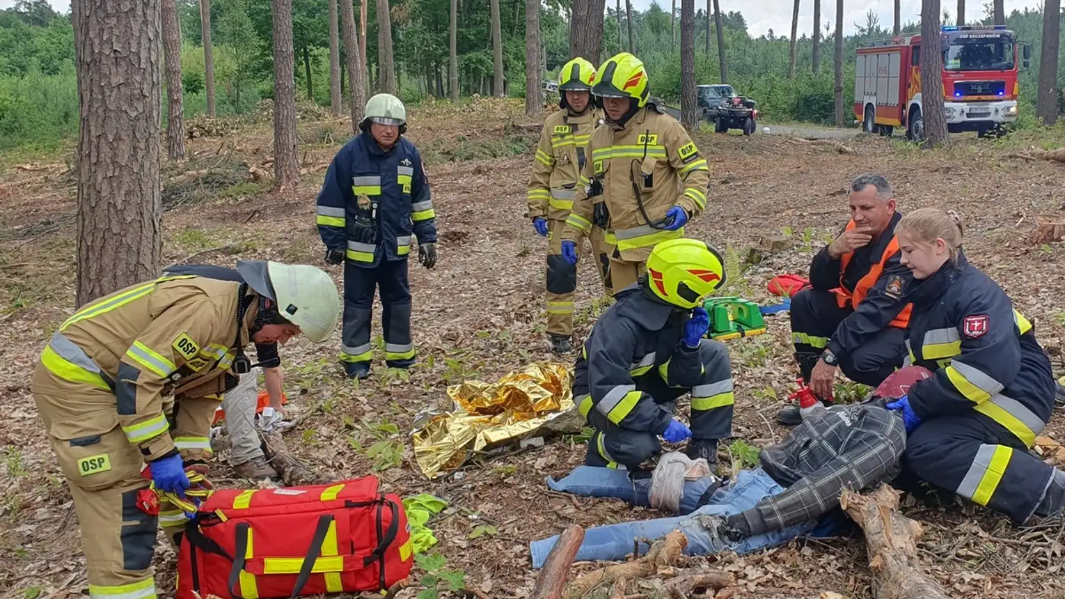Pożar 5 ha lasów – ćwiczenia ratowniczo-gaśnicze straży pożarnej z udziałem brzeskich policjantów