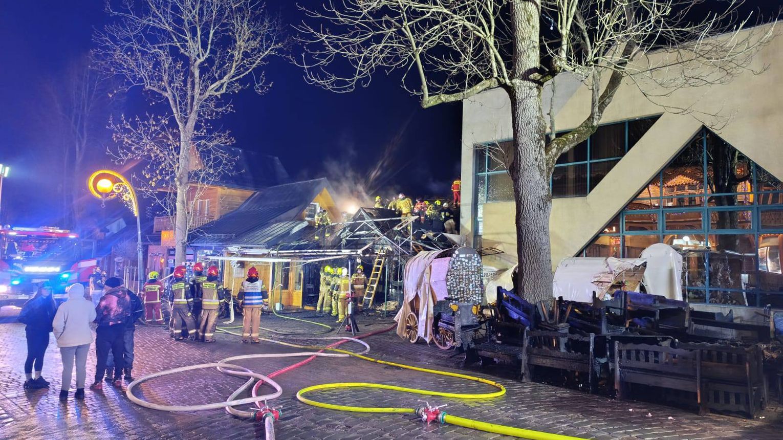 Pożar budynku gastronomicznego na Krupówkach w Zakopanem. Poszkodowane osoby w szpitalu