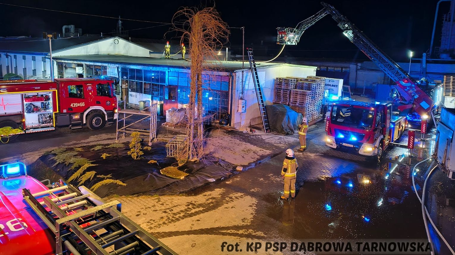 Pożar budynku handlowo-magazynowego w Gręboszowie