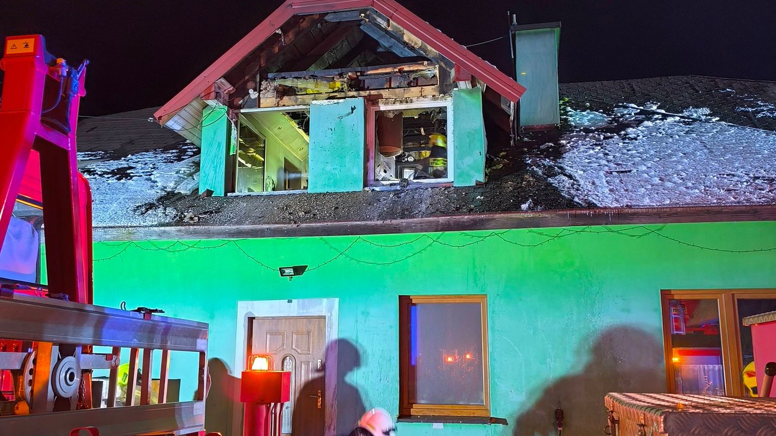 Pożar domu w powiecie gorlickim, na miejscu działały liczne zastępy straży pożarnej