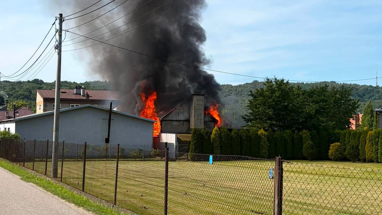 Pożar garażu w Skrzyszowie. W środku znajdował się samochód dostawczy