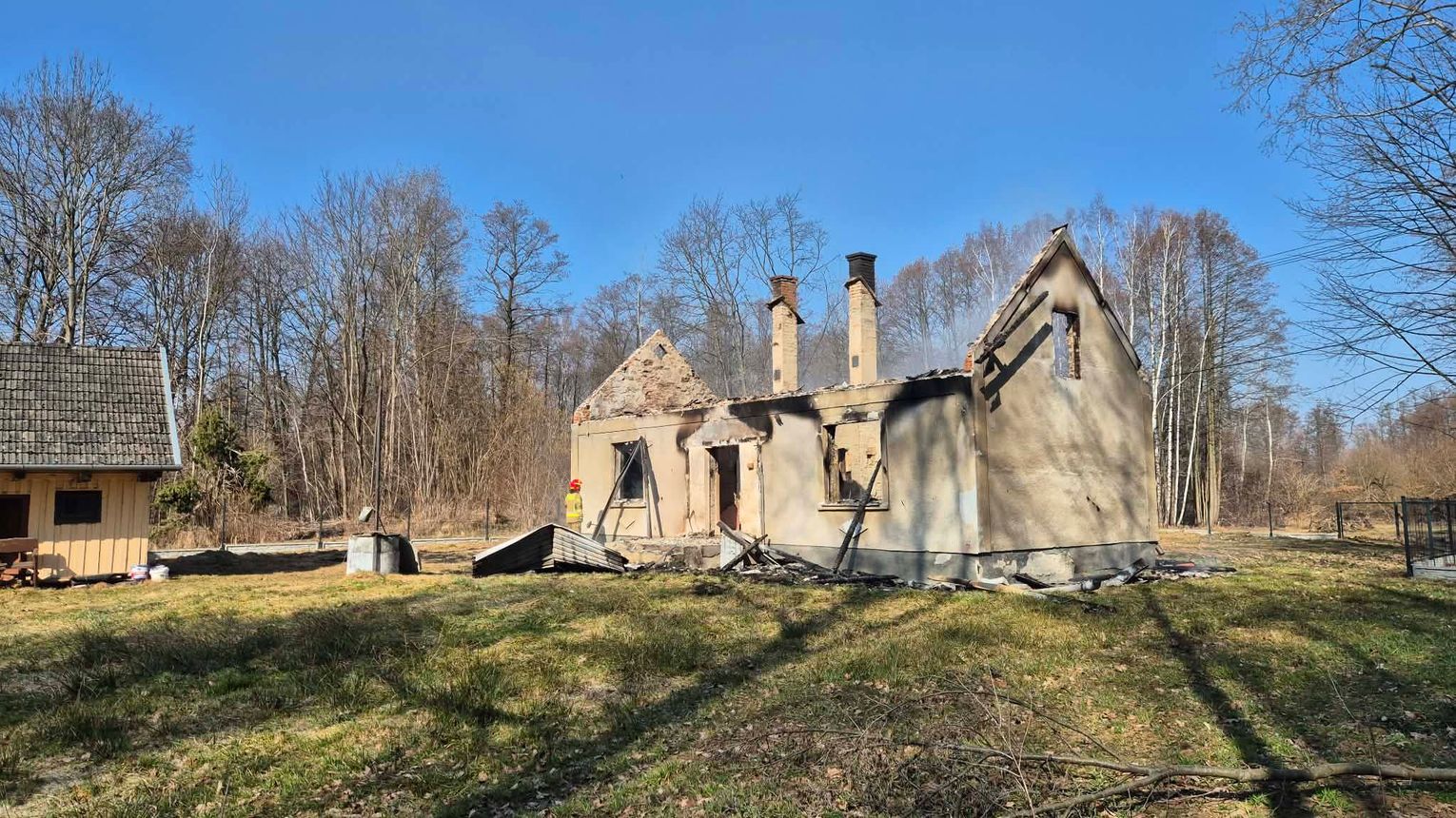 Pożar i zawalony dach na budynku mieszkalnym w Starych Żukowicach