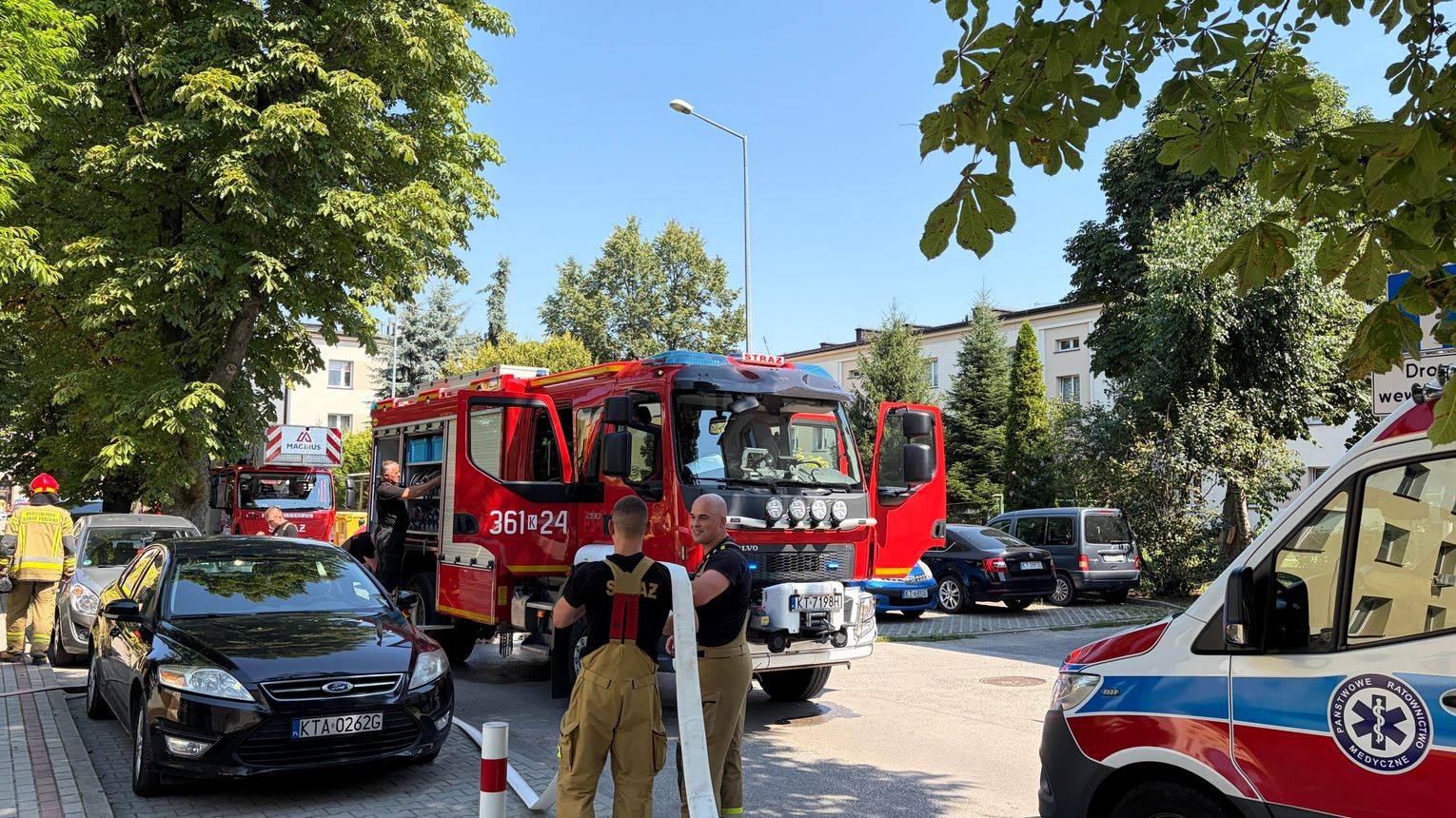 Pożar mieszkania przy ulicy Kasztanowej w Tarnowie. W akcji 13 strażaków