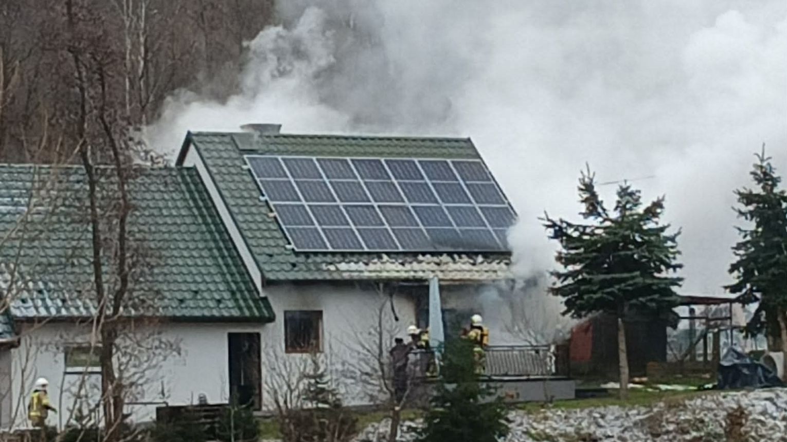Pożar od pieca kaflowego rozprzestrzenił się na budynek. Akcja gaśnicza w Gosporzydowej