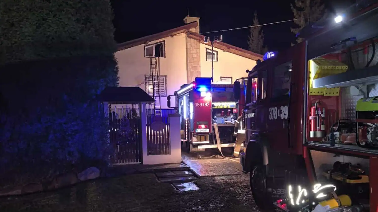 Pożar poddasza budynku mieszkalnego w Ryglicach. Na miejscu 8 zastępów straży pożarnej