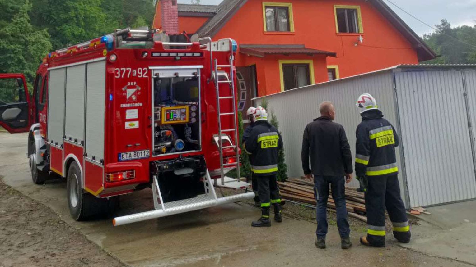 Pożar poddasza w Siemiechowie. Mężczyzna trafił do szpitala